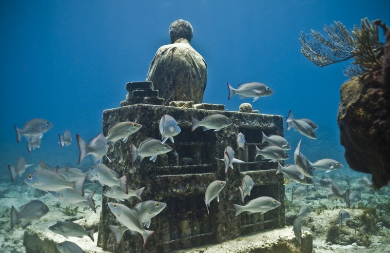 Illustration for article titled The Astonishing Treasures of Underwater Art Galleries